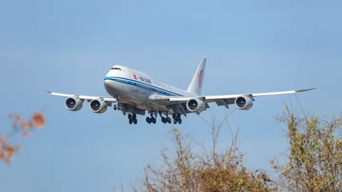 Mỹ và Trung Quốc tăng gần gấp đôi số chuyến bay chở khách - Ảnh 1. Một chiếc Boeing 747-8 của Hãng Air China hạ cánh lần cuối tại sân bay quốc tế John F. Kennedy ở New York vào ngày 23-1-2020 - Ảnh: CNBC