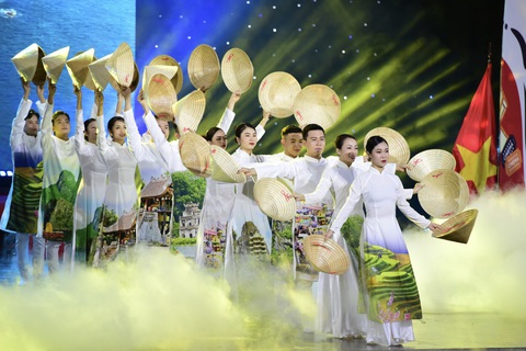 Diễn viên chính Cô dâu 8 tuổi: 'Không ở đâu tôi nhận sự nồng nhiệt như ở Việt Nam' - Ảnh 7. Tiết mục văn nghệ mở màn chương trình khai mạc lễ hội - Ảnh: DUYÊN PHAN