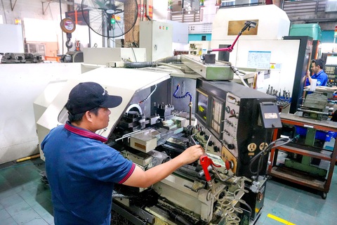 Công nhân vận hành máy gia công khuôn mẫu cho nhiều nhãn hàng lớn hoạt động tại Việt Nam - Ảnh HỮU HẠNH Công nhân vận hành máy gia công khuôn mẫu cho nhiều nhãn hàng lớn hoạt động tại Việt Nam - Ảnh HỮU HẠNH