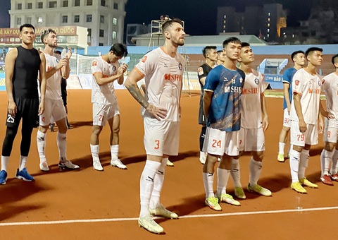 Nỗi buồn rớt hạng của các cầu thủ Đà Nẵng trên sân Nha Trang vào chiều 11-8 - Ảnh: MINH NGUYỆT Nỗi buồn rớt hạng của các cầu thủ Đà Nẵng trên sân Nha Trang vào chiều 11-8 - Ảnh: MINH NGUYỆT