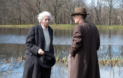 Phân cảnh gặp gỡ bên hồ đầy xúc động giữa Einstein và Oppenheimer Phân cảnh gặp gỡ bên hồ đầy xúc động giữa Einstein và Oppenheimer