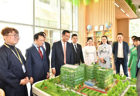 Trường Victoria school khánh thành, mở ra năm học đầu tiên với mô hình happy school - Ảnh 2. PGS. TS Nguyễn Văn Phúc, thứ trưởng Bộ Giáo Dục & Đào tạo (thứ 3 từ trái qua), cùng đoàn đại biểu tham quan trường
