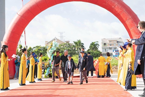 Trường Victoria school khánh thành, mở ra năm học đầu tiên với mô hình happy school - Ảnh 4. Các thầy cô trường Victoria School chào đón phụ huynh và học sinh tham dự lễ khánh thành