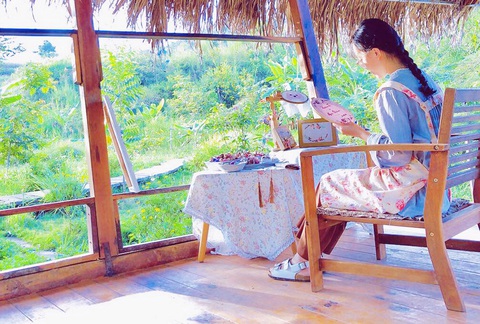 Thanh ngồi trước khung thêu, khung cảnh bình yên nơi khu vườn xanh mát là nguồn cảm hứng tuyệt vời - Ảnh: Hà Thanh Thanh ngồi trước khung thêu, khung cảnh bình yên nơi khu vườn xanh mát là nguồn cảm hứng tuyệt vời - Ảnh: Hà Thanh