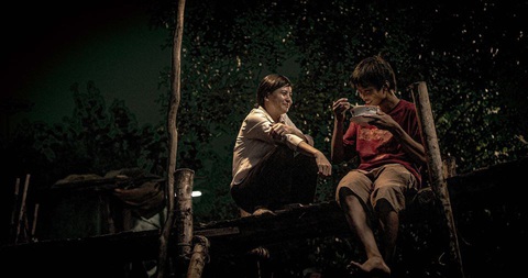 Top 5 siêu phẩm phim điện ảnh Việt đoạt giải lớn, được quốc tế khen ngợi - Ảnh 2. Ròm gây ấn tượng với những khung hình nghiêng.