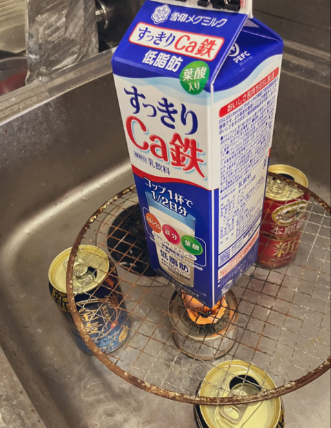 Ăn dưa chua, giá đỗ, nước ép rau dại... để được nghỉ hưu sớm - Ảnh 3. Sato tự chế bếp lửa để tiết kiệm tiền cho việc nấu nướng.