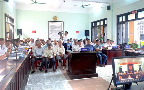 Phiên tòa xét xử vụ án lập 1.200 mộ giả để chiếm đoạt tiền đền bù của Nhà nước - Ảnh: NGỌC MINH Phiên tòa xét xử vụ án lập 1.200 mộ giả để chiếm đoạt tiền đền bù của Nhà nước - Ảnh: NGỌC MINH