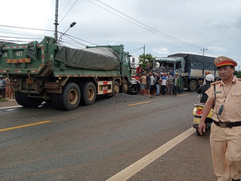 Xe CLB Hoàng Anh Gia Lai gặp nạn, 3 người chết, 1 người bị thương - Ảnh 3. Hiện trường vụ tai nạn - Ảnh: LÊ HÒA