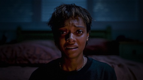 ‘Talk To Me’: Hậu quả từ những trò nghịch dại của người trẻ - Ảnh 4. Diễn viên Sophia Wilde thể hiện trọn vẹn nhân vật Mia - người bị tổn thương tâm lý nặng nề - Ảnh: A24