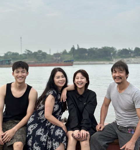 Nhan sắc 'mỹ nhân Tày' Thu Hà Ceri gây sốt ở 'Món quà của cha' - Ảnh 2. Từ phải sang: NSƯT Võ Hoài Nam, Thu Hà Ceri, NSƯT Thanh Tú và Duy Khánh
