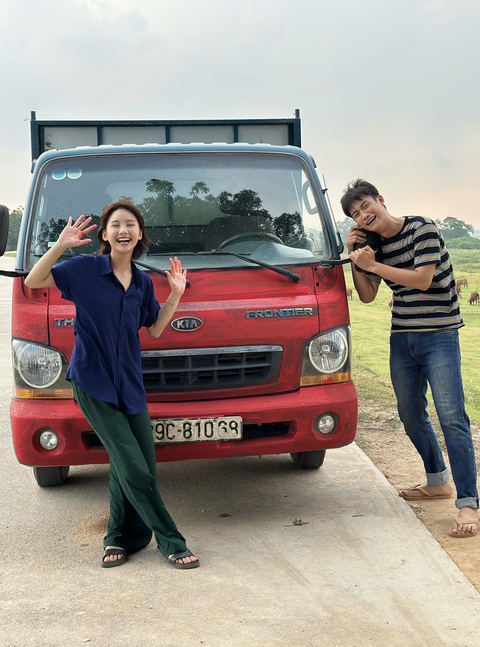Nhan sắc 'mỹ nhân Tày' Thu Hà Ceri gây sốt ở 'Món quà của cha' - Ảnh 1. Ninh "loe" (Thu Hà Ceri) và Hiếu (Duy Khánh) trên phim