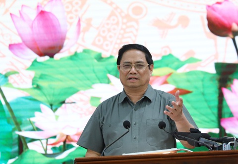 Thủ tướng: Điểm 'nóng' sạt lở phải xử lý nhanh - Ảnh 1. Thủ tướng Phạm Minh Chính phát biểu chỉ đạo tại buổi làm việc với lãnh đạo 13 tỉnh, thành khu vực Đồng bằng sông Cửu Long chiều 12-8 - Ảnh: CHÍ QUỐC