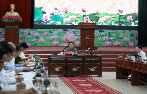 Thủ tướng: Điểm 'nóng' sạt lở phải xử lý nhanh - Ảnh 3. Lãnh đạo Tỉnh ủy, UBND các tỉnh trong vùng Đồng bằng sông Cửu Long tại cuộc họp với Thủ tướng Phạm Minh Chính - Ảnh: CHÍ QUỐC