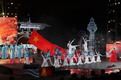 'Mạnh giàu từ biển quê hương' tái hiện vẻ đẹp của biển - Ảnh 6. Hình ảnh quốc kỳ Việt Nam và những cánh chim hải âu thể hiện trong chương trình - Ảnh: SƠN HẢI