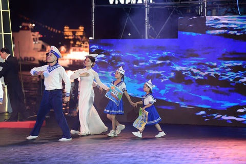 'Mạnh giàu từ biển quê hương' tái hiện vẻ đẹp của biển - Ảnh 5. Hình ảnh người lính hải quân và các thế hệ trẻ hướng về tương lai - Ảnh: SƠN HẢI