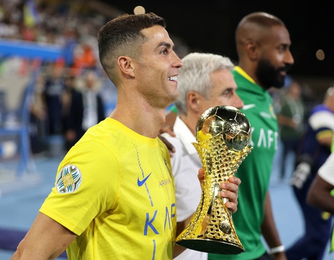 Ronaldo lập cú đúp, rồi chấn thương rời sân ở chung kết Arab Champions Cup - Ảnh 1. Ronaldo có danh hiệu đầu tiên cùng Al-Nassr - Ảnh: REUTERS