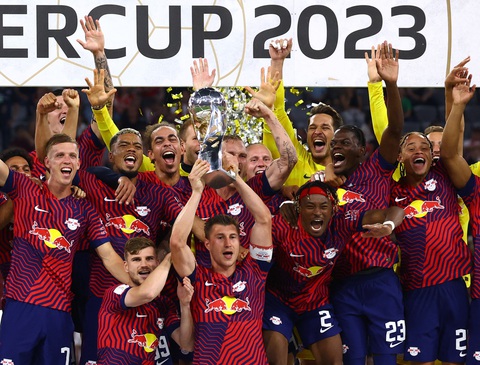 Vừa ra mắt, Harry Kane đã thảm bại cùng Bayern Munich - Ảnh 1. RB Leipzig ăn mừng Siêu cúp Đức sau chiến thắng 3-0 trước Bayern Munich - Ảnh: REUTERS