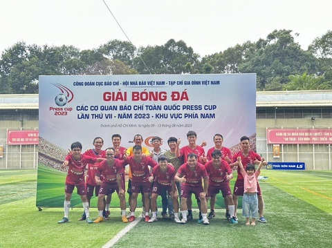 Xác định đại diện TP.HCM dự vòng chung kết Press Cup 2023 - Ảnh 2. Đội bóng báo Tuổi Trẻ giành HCĐ Press Cup khu vực TP.HCM - Ảnh: N.M
