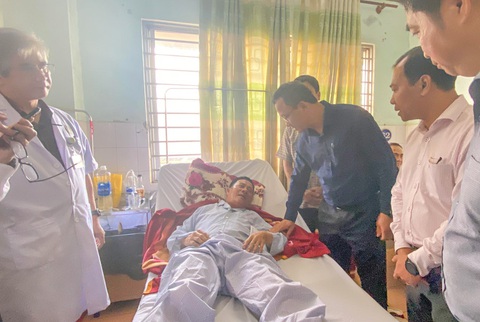 Đoàn công tác Ủy ban An toàn giao thông quốc gia thăm tài xế Nguyễn Tú Sinh, người cầm lái xe con Hoàng Anh Gia Lai gặp nạn - Ảnh: ĐÌNH CƯƠNG Đoàn công tác Ủy ban An toàn giao thông quốc gia thăm tài xế Nguyễn Tú Sinh, người cầm lái xe con Hoàng Anh Gia Lai gặp nạn - Ảnh: ĐÌNH CƯƠNG
