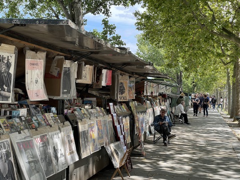 Nếu sông Seine không còn quầy sách... - Ảnh 2. Quầy sách bên bờ kè sông Seine đoạn chảy qua Paris - Ảnh: Thùy Dương