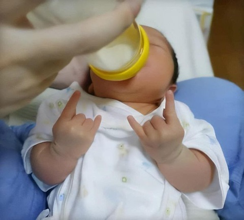 Ảnh vui 13-8: Bà mẹ tá hỏa trước màn gấp chăn của con - Ảnh 5. Trời! Sữa bà già pha đỉnh vãi.