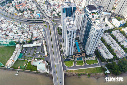 Đường ven sông từ cầu Ba Son đến cầu Sài Gòn đứt đoạn vì ba ‘chướng ngại’ - Ảnh 5. Điểm nghẽn tiếp theo là từ cầu Thủ Thiêm 1, đoạn đường ven sông bị đứt đoạn bởi một số công trình và sân golf nằm bên phía tay trái hướng từ TP Thủ Đức về quận Bình Thạnh.