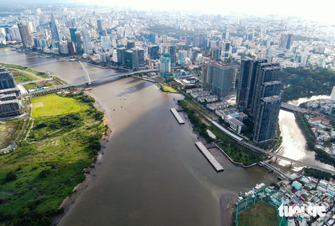 Đường ven sông từ cầu Ba Son đến cầu Sài Gòn đứt đoạn vì ba ‘chướng ngại’ - Ảnh 7. Điểm nghẽn tiếp theo là khu vực từ công viên cảng Ba Son đến cầu Ba Son. Đoạn tiếp giáp rạch Thị Nghè đã có đường đi dọc khu dân cư Vinhomes Golden River.