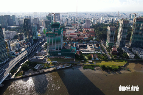 Đường ven sông từ cầu Ba Son đến cầu Sài Gòn đứt đoạn vì ba ‘chướng ngại’ - Ảnh 8. Đoạn cuối tiếp giáp với khu vực cầu Ba Son hiện đang bị rào chắn và có công trình xây dựng. Khu vực này có một đoạn đường đất chạy dọc bờ sông. Nếu đoạn đường này được thông suốt có thể nối vào đường Tôn Đức Thắng.