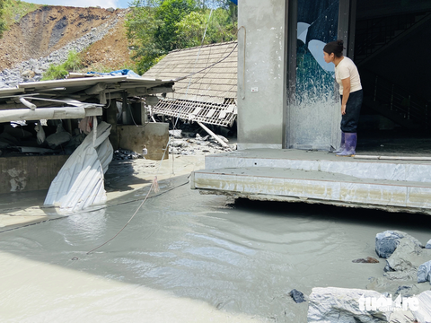 Người dân lo sợ khi sống dưới hồ thải nhà máy tuyển đồng Tả Phời - Ảnh 1. Nhà dân sống gần khu vực hồ chứa của nhà máy tuyển quặng đồng Tả Phời - Ảnh: HOÀNG BÁCH