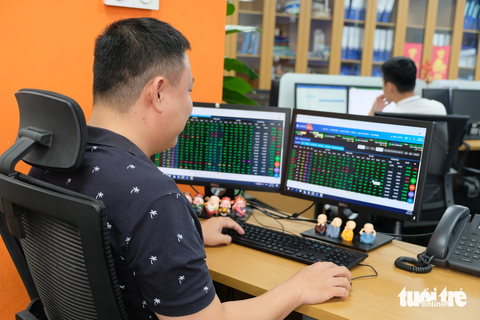 Sếp ngân hàng và bất động sản đồng loạt bán cổ phiếu, thu về ngàn tỉ - Ảnh 1. Thị trường chứng khoán tăng mạnh trong thời gian gần đây giúp nhiều nhà đầu tư lãi đậm. Việc các sếp lớn của doanh nghiệp niêm yết đồng loạt đăng ký bán cổ phiếu cũng gây sự chú ý - Ảnh: BÔNG MAI