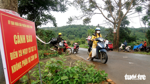 Người dân gom đồ rời khỏi nhà tránh vùng nguy hiểm Người dân gom đồ rời khỏi nhà tránh vùng nguy hiểm