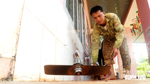 Gia đình anh Vi Văn Quýnh bốn người, nhà ở sát hồ Đắk N’ting đang ở tạm tại Trường mẫu giáo Họa Mi Gia đình anh Vi Văn Quýnh bốn người, nhà ở sát hồ Đắk N’ting đang ở tạm tại Trường mẫu giáo Họa Mi