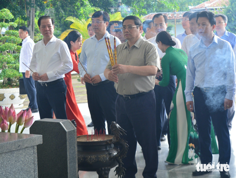 Thủ tướng Chính phủ yêu cầu tập trung xây dựng thương hiệu và vùng nguyên liệu lúa gạo - Ảnh 1. Đoàn công tác của Thủ tướng Phạm Minh Chính dâng hoa, dâng hương tại Khu di tích cụ Phó bảng Nguyễn Sinh Sắc trước khi bắt đầu ngày làm việc với tỉnh Đồng Tháp - Ảnh: ĐẶNG TUYẾT