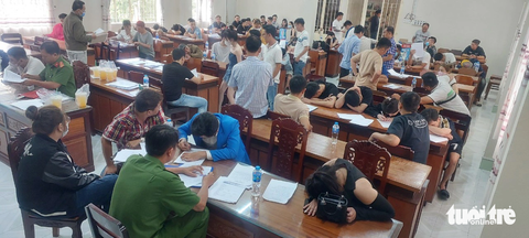 60 người dương tính ma túy tại một cơ sở ăn uống giải trí - Ảnh 2. Nhiều "nam thanh, nữ tú" bị cơ quan công an mời làm việc - Ảnh: ĐẶNG THANH