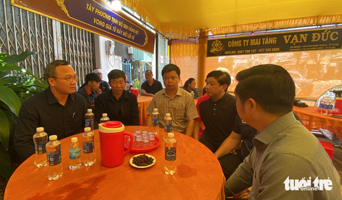 Lời hứa dang dở của HLV Dương Minh Ninh - Ảnh 3. Đoàn công tác của Ủy ban An toàn giao thông quốc gia thăm hỏi động viên gia đình trợ lý HLV Dương Minh Ninh của CLB Hoàng Anh Gia Lai - Ảnh: ĐÌNH CƯƠNG