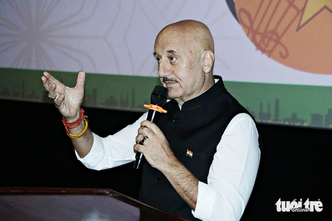 Huyền thoại Bollywood mở màn Liên hoan phim Ấn Độ 2023 - Ảnh 1. Diễn viên Anupam Kher giao lưu cùng người hâm mộ tại lễ khai mạc Liên hoan phim Ấn Độ 2023 và công chiếu "The Signature" - Ảnh: THÁI THÁI