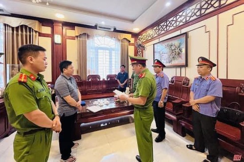 Bắt tạm giam bí thư Huyện ủy Như Thanh, Thanh Hóa - Ảnh 1. Chiều 13-8, Công an tỉnh Thanh Hóa đã thi hành lệnh bắt tạm giam ông Đinh Xuân Hướng, bí thư Huyện ủy, chủ tịch HĐND huyện Như Thanh (người thứ hai từ trái qua) - Ảnh công an cung cấp