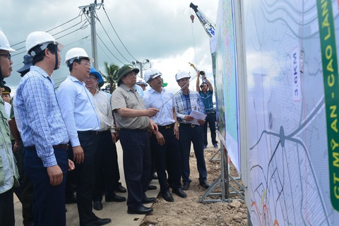 Tại công trình đường cao tốc Cao Lãnh - An Hữu, Thủ tướng Phạm Minh Chính yêu cầu về tiến độ cũng như không gây ảnh hưởng đến cuộc sống của người dân xung quanh công trình - Ảnh: ĐẶNG TUYẾT