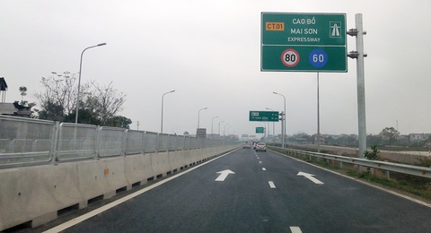 Đề xuất mở rộng cao tốc Cao Bồ - Mai Sơn lên 6 làn xe hoàn chỉnh - Ảnh 1. Cao tốc Cao Bồ - Mai Sơn hiện có mặt đường rộng 16m, 4 làn xe mỗi làn rộng 3,5m và không có dải dừng xe khẩn cấp liên tục - Ảnh: TUẤN PHÙNG