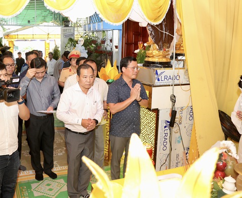 Bầu Đức: ‘Tôi không tin được dù đó là sự thật’ - Ảnh 3. Đại diện Ủy ban An toàn giao thông quốc gia, UBND tỉnh Gia Lai, Công ty cổ phần bóng đá chuyên nghiệp Việt Nam đến viếng, chia buồn gia đình cố HLV Dương Minh Ninh trưa 13-8- Ảnh: ANH MINH