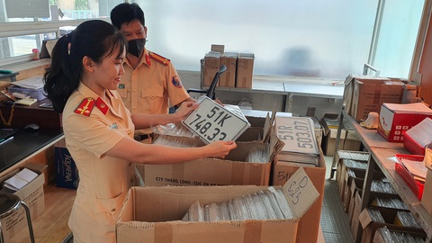 Sau ngày 15-8, xe có biển số ba hoặc bốn số lưu thông bình thường - Ảnh 2. Lực lượng CSGT TP.HCM cấp biển số xe tại Đội đăng ký xe 282 Nơ Trang Long, quận Bình Thạnh - Ảnh: MINH HÒA