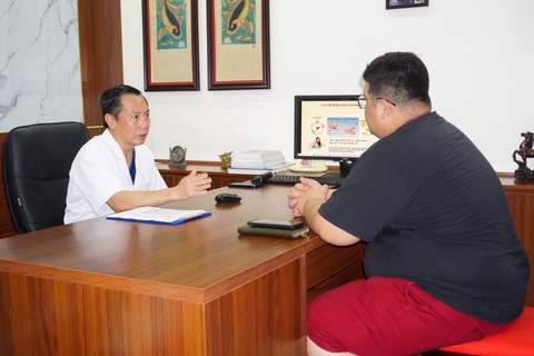 Tổn thương nhiều chức năng cơ thể vì giảm cân thần tốc - Ảnh 1. PGS.TS Nguyễn Anh Tuấn tư vấn cho bệnh nhân - Ảnh: HÀ LINH