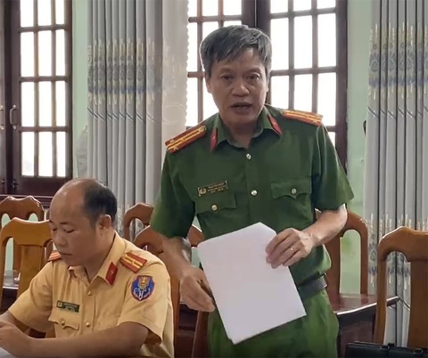 Lãnh đạo Công an huyện Chư Pưh báo cáo với đoàn công tác Ủy ban An toàn giao thông quốc gia về vụ tai nạn giao thông đặc biệt nghiêm trọng - Ảnh: ĐÌNH CƯƠNG Lãnh đạo Công an huyện Chư Pưh báo cáo với đoàn công tác Ủy ban An toàn giao thông quốc gia về vụ tai nạn giao thông đặc biệt nghiêm trọng - Ảnh: ĐÌNH CƯƠNG