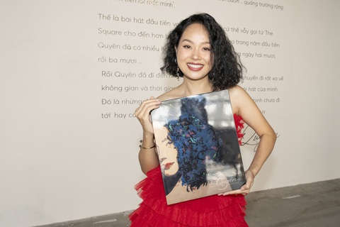 Khi đã đủ thấu hiểu chính mình - Ảnh 1. Hoàng Quyên và album mới của cô - Ảnh: NVCC