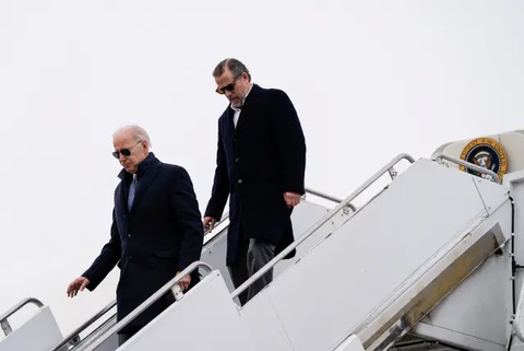 Tổng thống Joe Biden và con trai Hunter Biden bước xuống máy bay Không lực Một ở TP Syracuse, bang New York (Mỹ) vào ngày 4-2- 2023 - Ảnh: REUTERS Tổng thống Joe Biden và con trai Hunter Biden bước xuống máy bay Không lực Một ở TP Syracuse, bang New York (Mỹ) vào ngày 4-2- 2023 - Ảnh: REUTERS