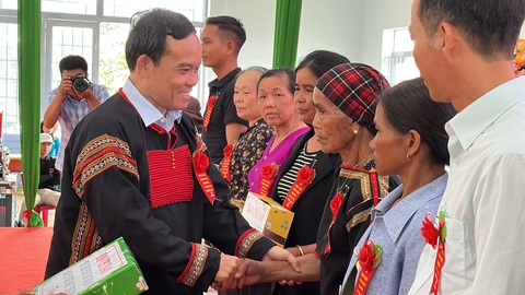 Phó Thủ tướng Trần Lưu Quang tặng quà cho các gia đình khó khăn- Ảnh: TÂM AN Phó thủ tướng Trần Lưu Quang tặng quà cho các gia đình khó khăn tại Ngày hội Toàn dân bảo vệ an ninh Tổ quốc - Ảnh: TÂM AN