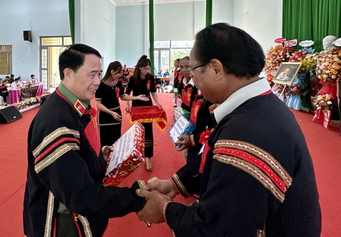 Cần nhiều mô hình bảo vệ an ninh tổ quốc hay, thực chất - Ảnh 5. Thứ trưởng Bộ Công an Lê Quốc Hùng tặng bằng khen cho già làng, người có uy tín trong cộng đồng - Ảnh: TÂM AN