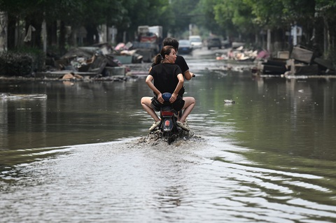 Người dân địa phương đi trên con phố ngập nước do mưa lớn ở thành phố Trách Châu, tỉnh Hà Bắc, miền Bắc Trung Quốc, ngày 9-8. Trung Quốc hứng chịu những trận mưa lớn kỷ lục trong những tuần gần đây, làm hư hại cơ sở hạ tầng và ngập lụt ở nhiều khu vực. Ít nhất 15 người đã chết và 22 người mất tích ở tỉnh Hà Bắc giáp thủ đô Bắc Kinh - Ảnh: AFP Người dân địa phương đi trên con phố ngập nước do mưa lớn ở thành phố Trách Châu, tỉnh Hà Bắc, miền Bắc Trung Quốc, ngày 9-8. Trung Quốc hứng chịu những trận mưa lớn kỷ lục trong những tuần gần đây, làm hư hại cơ sở hạ tầng và ngập lụt ở nhiều khu vực. Ít nhất 15 người đã chết và 22 người mất tích ở tỉnh Hà Bắc giáp thủ đô Bắc Kinh - Ảnh: AFP