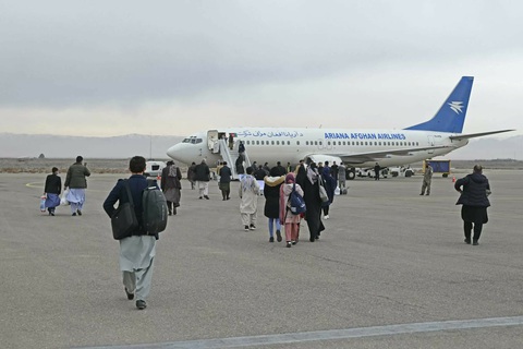 Afghan passengers board a commercial aircraft in February at Herat airport for a flight to Kabul. Photo: AFP Hành khách đi máy bay từ sân bay Herat tới Kabul, Afghanistan - Ảnh: AFP