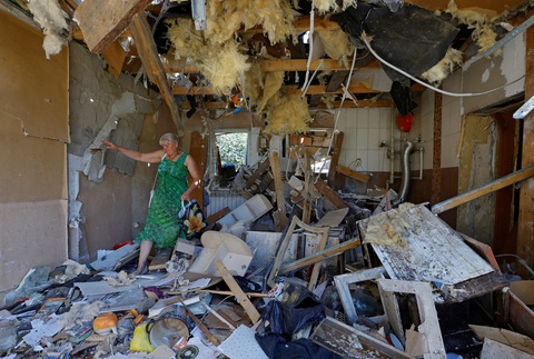 Một ngôi nhà ở Donetsk bị sụp sau trận giao tranh của quân Nga và Ukraine trong khu vực hôm 11-8 - Ảnh: REUTERS Một ngôi nhà ở Donetsk bị sụp sau trận giao tranh của quân Nga và Ukraine trong khu vực hôm 11-8 - Ảnh: REUTERS